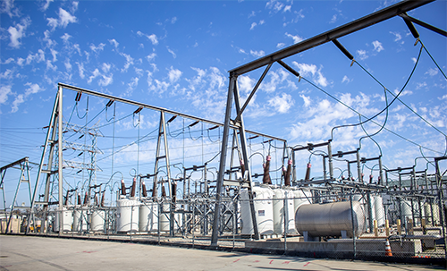 变电站是现代城市重要基础设施，关乎城市的稳定和可持续开展。针对城市重要变电站所的安全高效管控，k8凯发科技依托电力边缘计算智能网关打造站所动环监控系统，实现对站所箱柜、设施和环境的“遥测、遥信、遥控、遥调”等应用，综合提高变电站所日常运营的安全性、可靠性和响应效率。